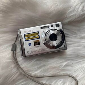 Sony Cyber-shot 7.2MP Silver Camera